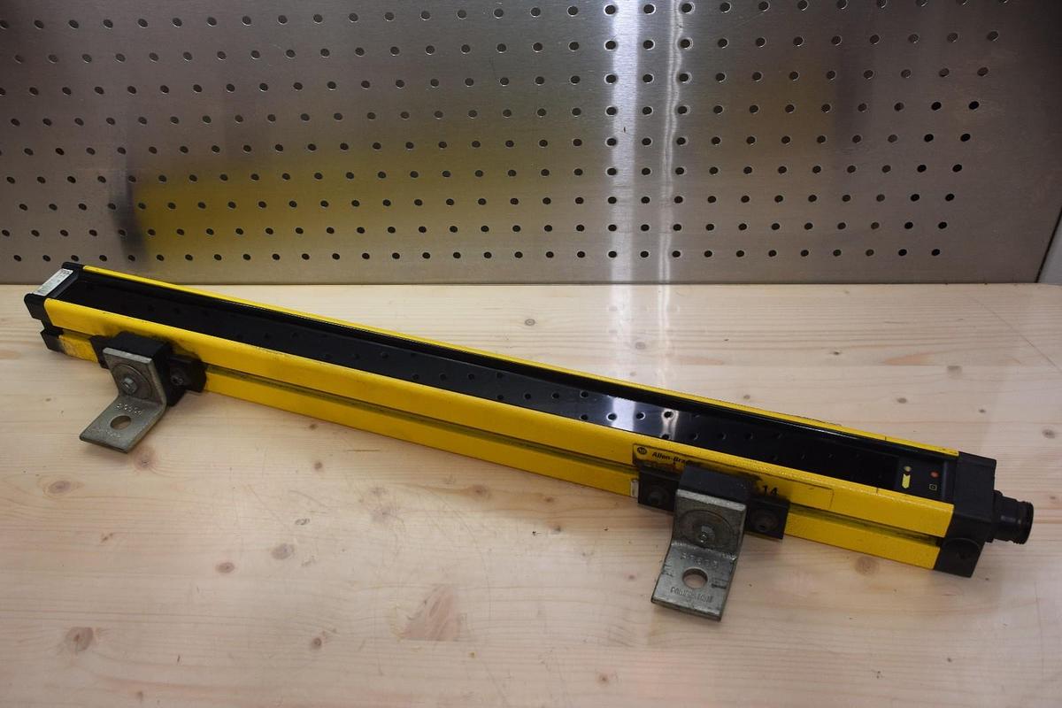 Used ALLEN BRADLEY GUARDMASTER 440L T4B0600-N TYPE 4 14mm SAFETY LIGHT CURTAIN