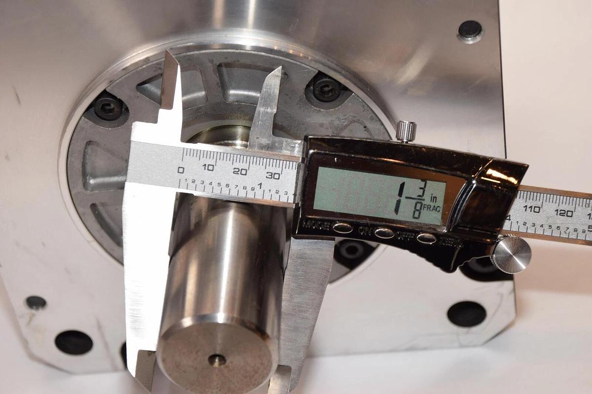 Mitsubishi AC Servo Motor HF-SP2024B 3ac, 281v, 5.0a, 2kw 2000r/min (NEW)