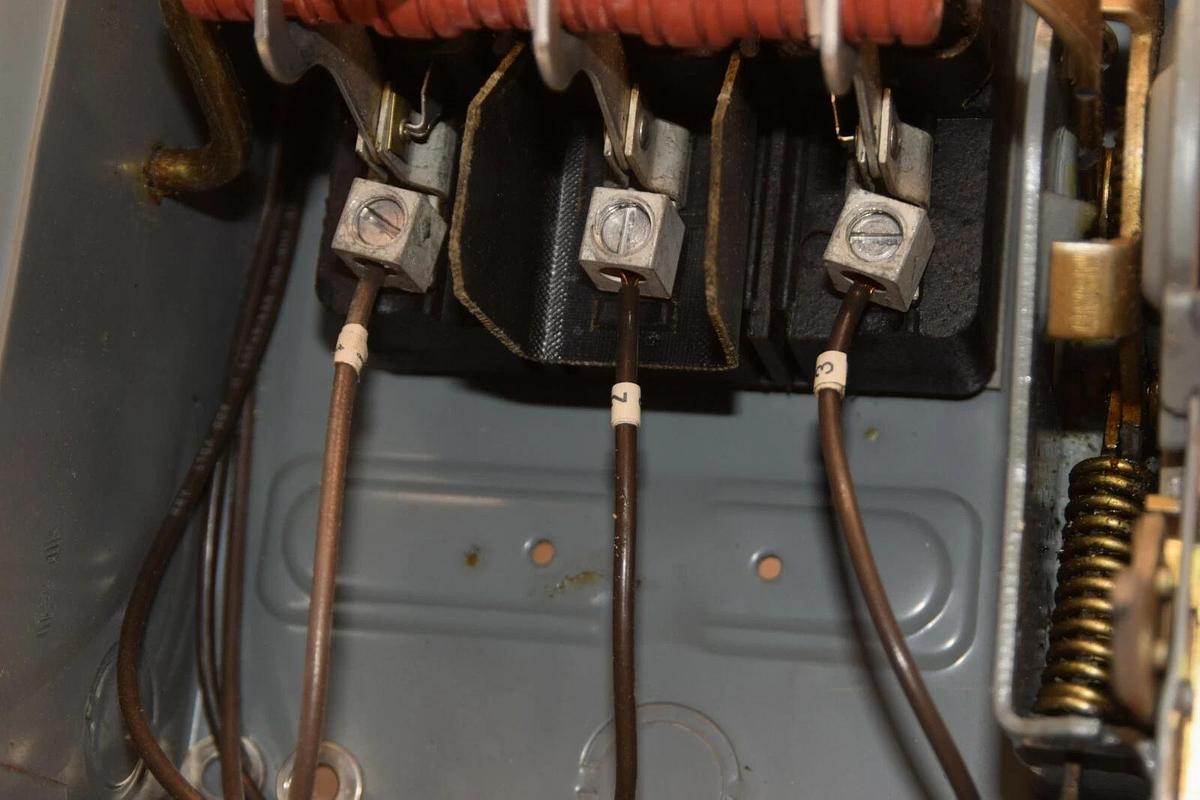 Used Square D 30 Amp single throw Safety Switch 600 V HU-361 series A2 30A 30 A