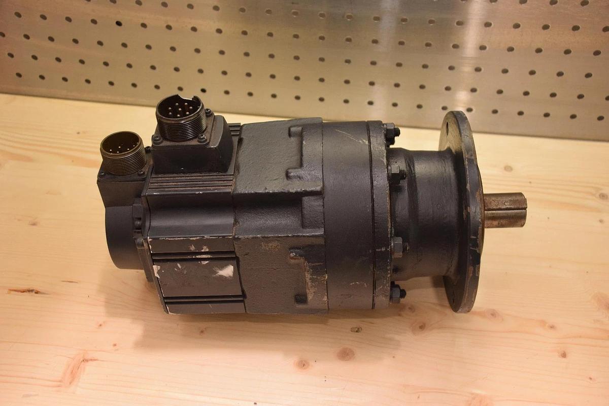 Used Mitsubishi HC-SFS52G1 0.5kW AC Servo Motor with Cyclo Drive CNVM-4105-11