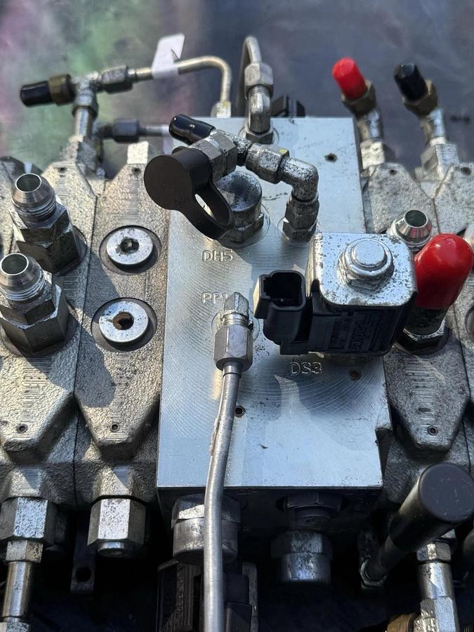 Used Altec 990292145, DB5195.800 Hydraulic Valve Block 7 spool Valve