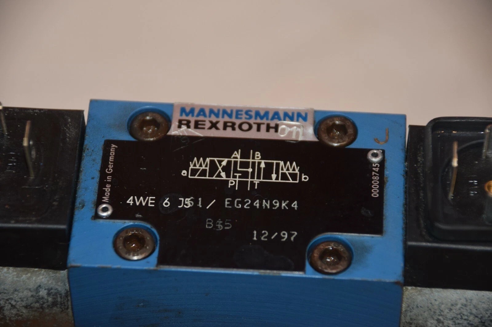 Used REXROTH VALVE WITH 4WE 6 J51/EG24N9K4, Z2FS 6-2-42/1QV & 4WEH 16 W5-61/6E