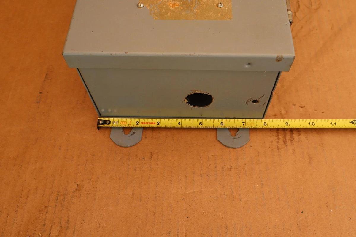 Square D Enclosed Breaker disconect FA-100-AWK 100A w/ 20A Breaker FAL220201021