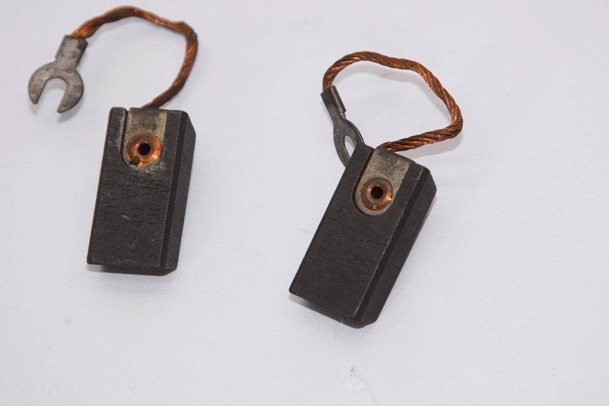 (NEW - Lot of 2) SCC / SEE E-25 E25 3/4" x 7/16" Carbon Brush