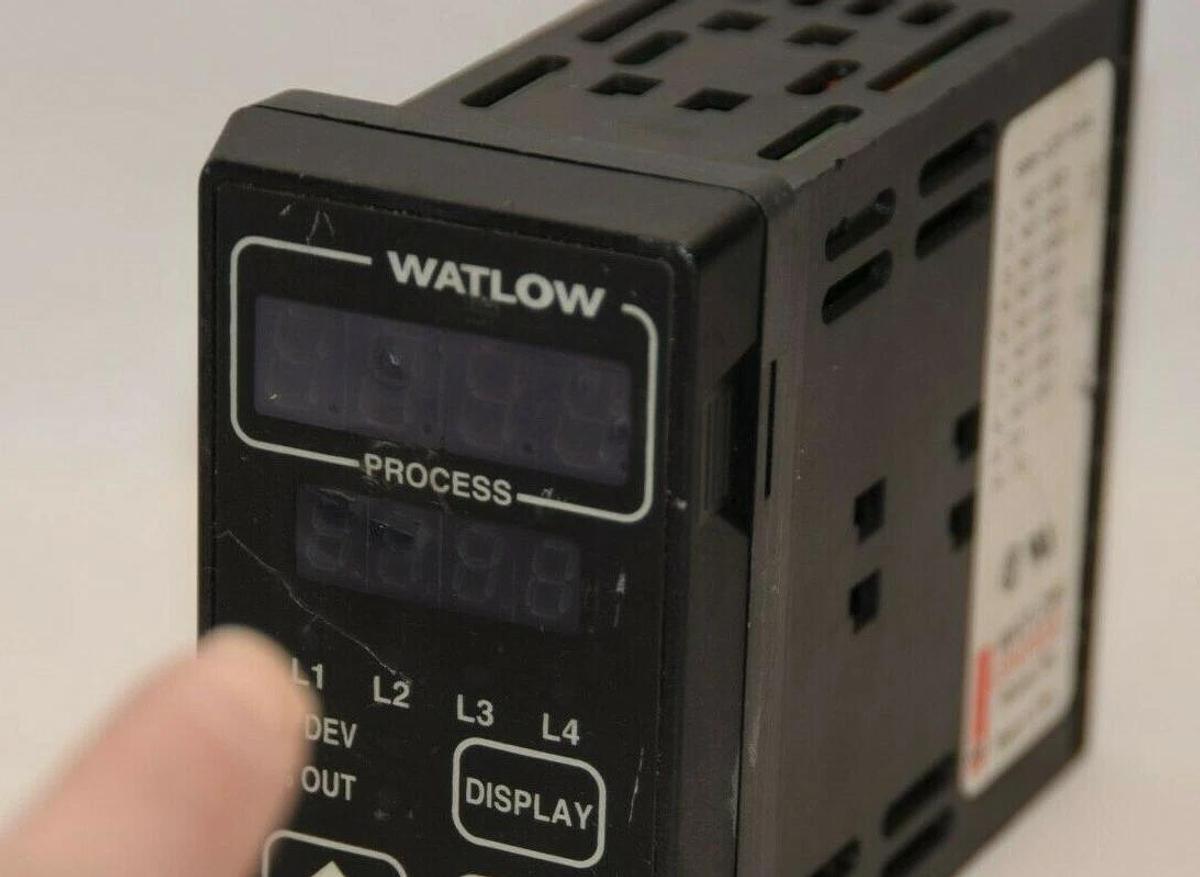 Used WATLOW 988A-12DF-AARG 988A12DFAARG Temperature Controller *Cracked*