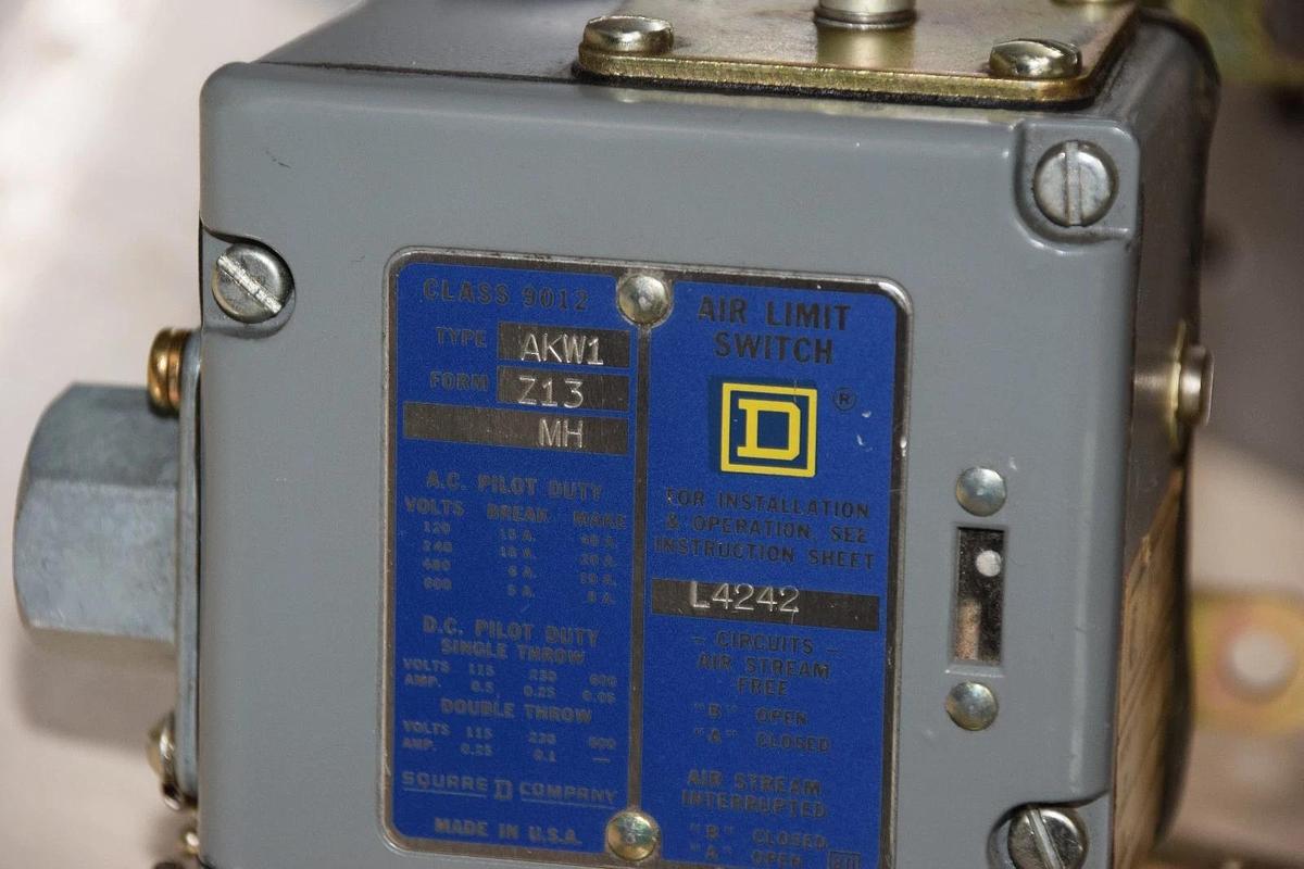 SQUARE D L4242 TYPE AKW FORM Z13 AIR LIMIT SWITCH NEW