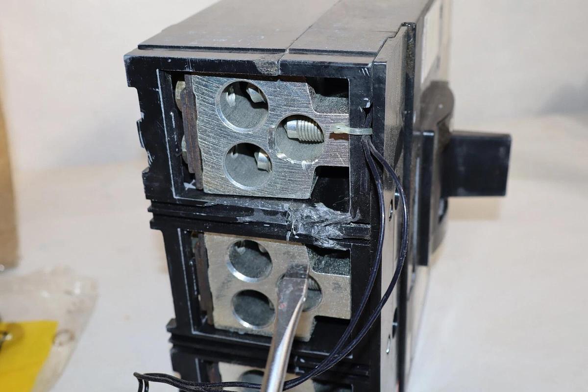 SQUARE D Circuit Breaker MHL3670035DC2351 700 Amp 700A Shunt Aux NOS cosmeticdmg