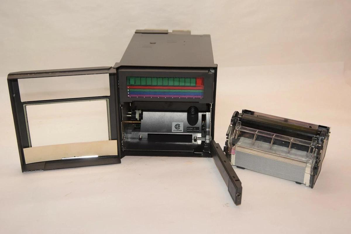 Used JOHNSON YOKOGAWA 436004 100-240Vac 50/60Hz Data Chart Recorder