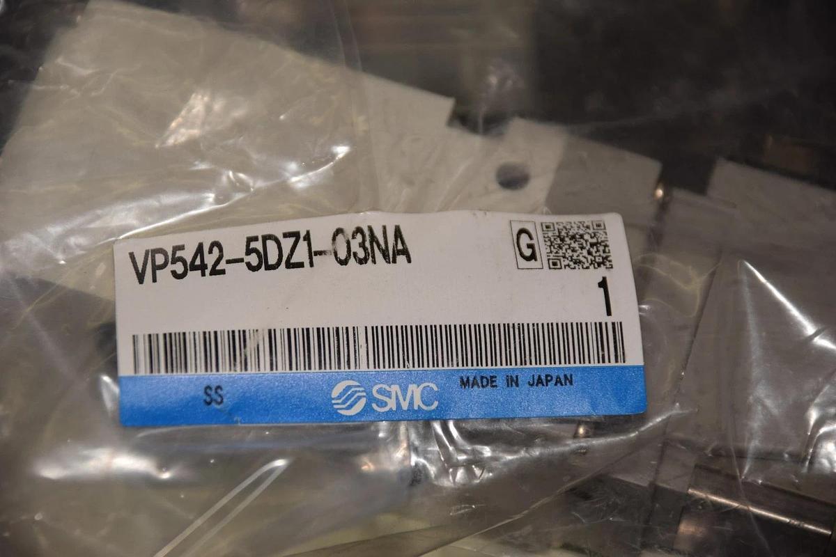 SMC VP542-5DZ1-03NA 3 PORT 24V 3/8" NPT 0.2-0.7MPa 1.75W SOLENOID VALVE NEW