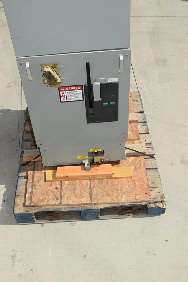 Used Square D 15 KV DST2V Medium Voltage Circuit Breaker V5FM7233000A 2000 Amp 2000A
