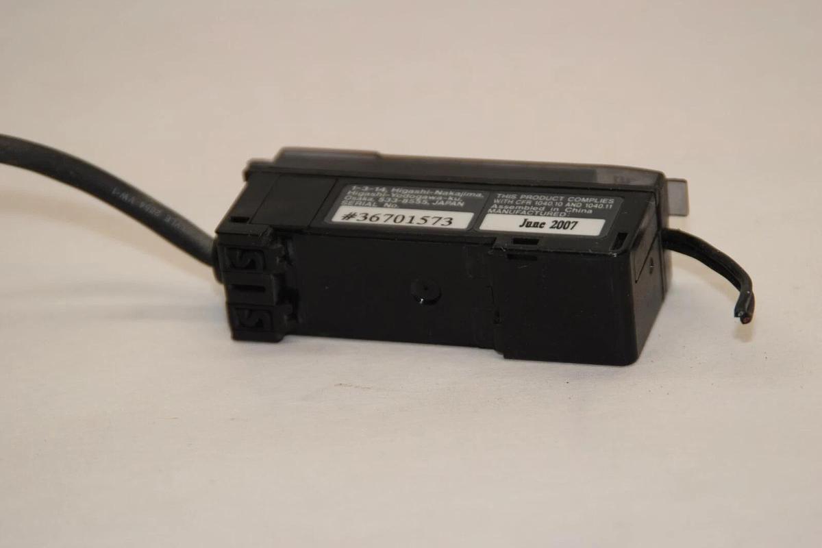 Used KEYENCE CORPORATION LV-21A LV21A 12-24Vdc Fiber Optic Digital Laser Sensor