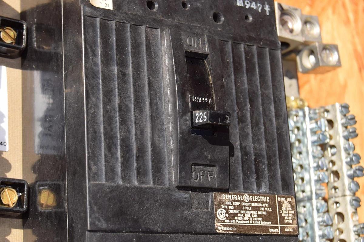 Used General Electric GE A Series Panelboard Interior AQL3422ATX AXB4 225a 3ph 4w