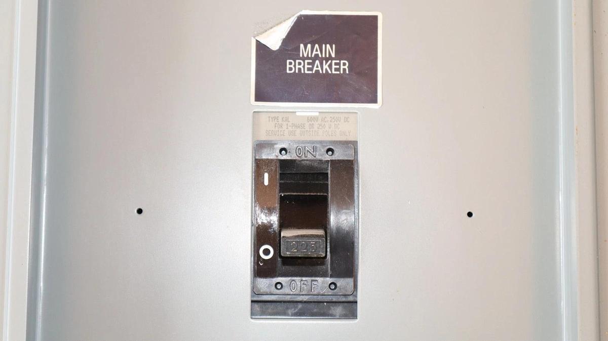 Used Square D Electric 225A Panelboard 225 A NQOD442L225CU NQODQ2 208y/120v 3ph 4w 42