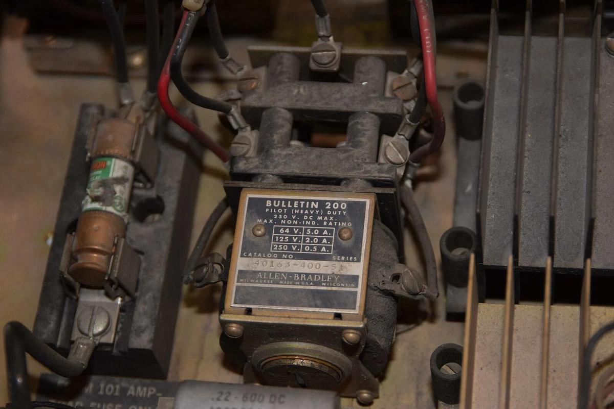 Used ALLEN BRADLEY 1313R-B0A61 240V 1HP Regulated Speed Drive *Missing Knob/screws