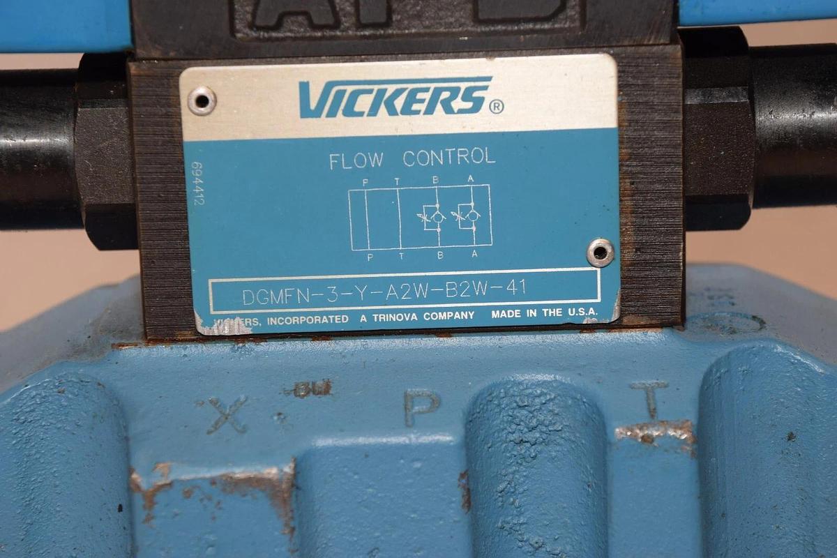 Vickers DG5V733C2TMUH730 DG4V-3-6C-M-U-H7-60 Directional Control Valve NOS