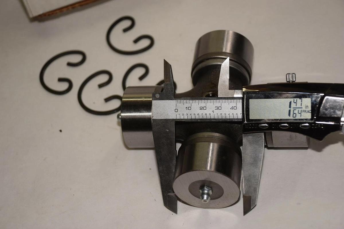 JOHNSON POWER 77124-B061 1260CB-4PL1 125mm 4pt LUBE STYLE CROSS & BEARING NEW