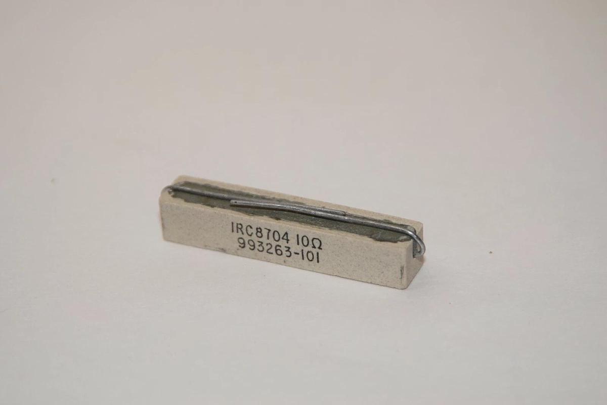 (NEW - Lot of 38)  IRC IRC8704 8704 993263-101 10Ω Resistor