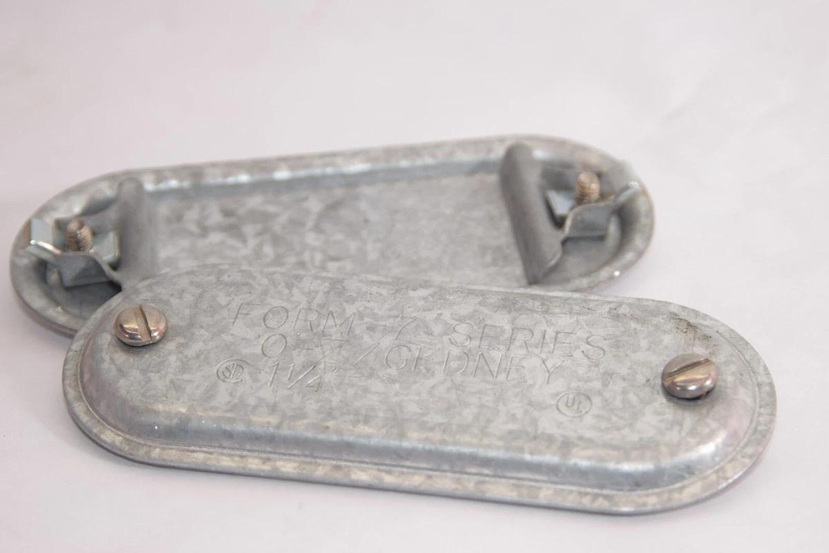 (NEW - Box of 8) O-Z / GEDNEY OZG 470 1-1/4" Steel Conduit Cover