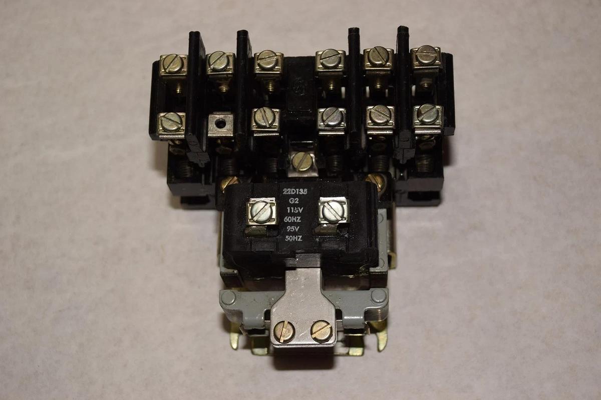 Used GENERAL ELECTRIC CR2810A14DE 10A 115V COIL CONTACTOR