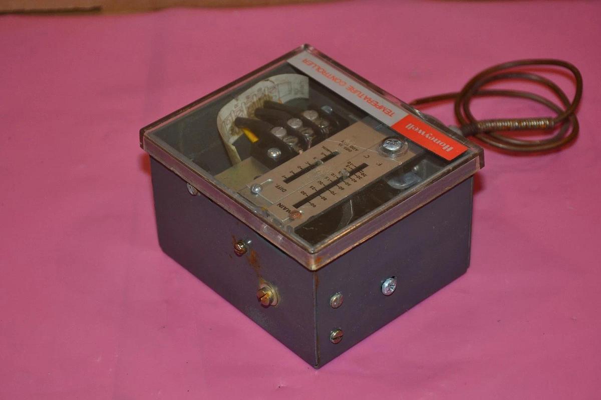 Used HONEYWELL TEMPERATURE CONTROLLER HH23AG034
