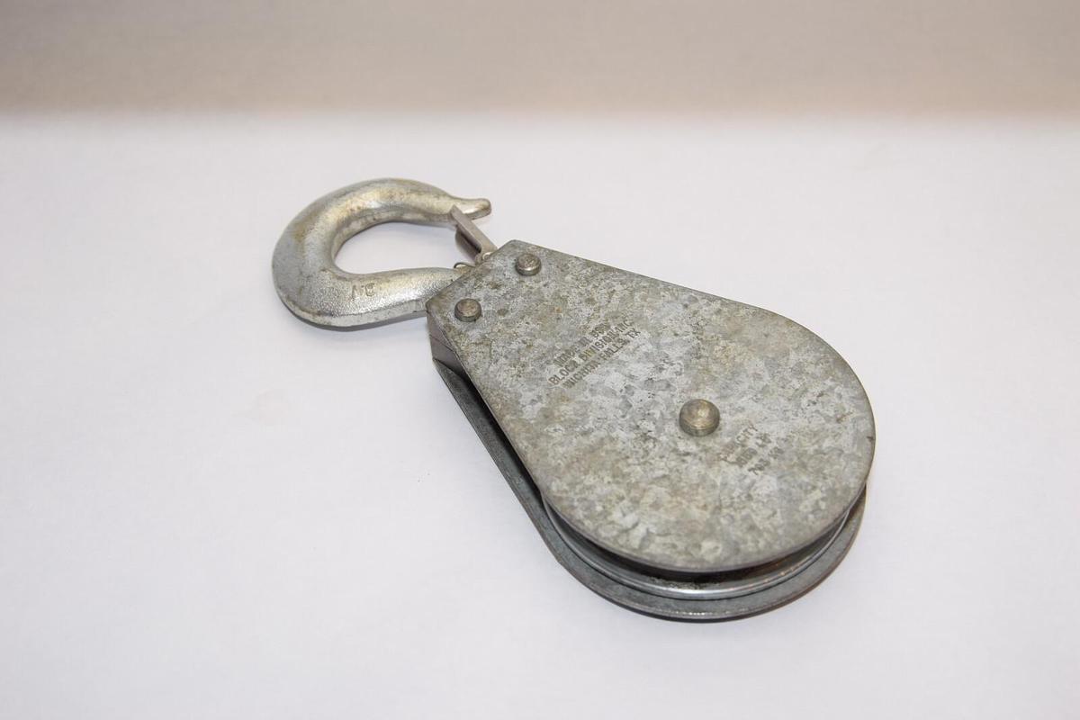 Used BLOCK DIVISION 1550lb 703kg Swivel Hook Pulley 3-1/2"