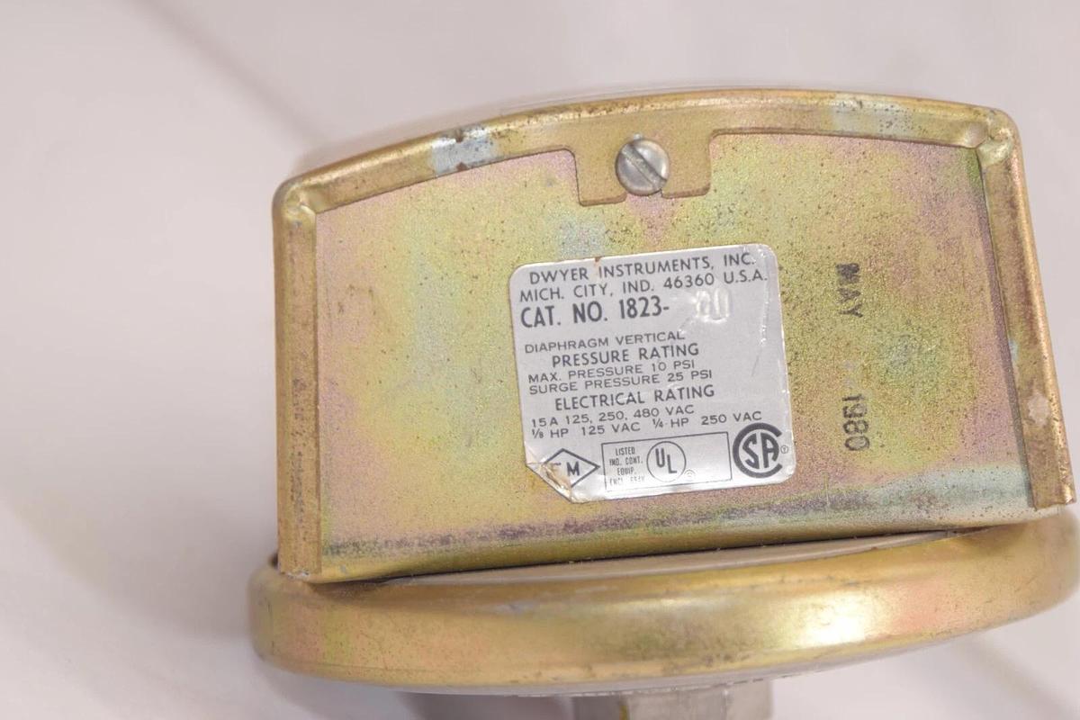 Used DWYER 1823-80 15A Vertical Diaphragm Pressure Switch
