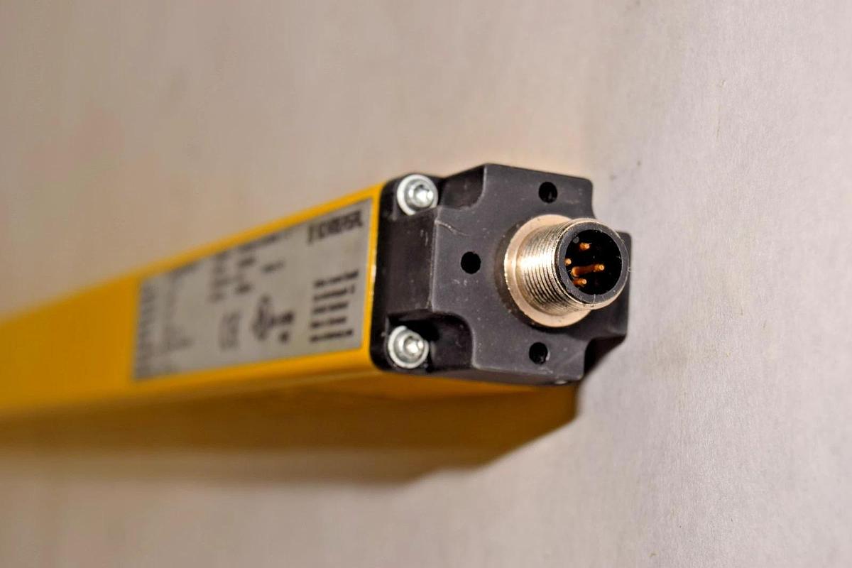 Used Allen Bradley AB Safety Light Curtain 440L R4J0960YD SerA RevB (Used)