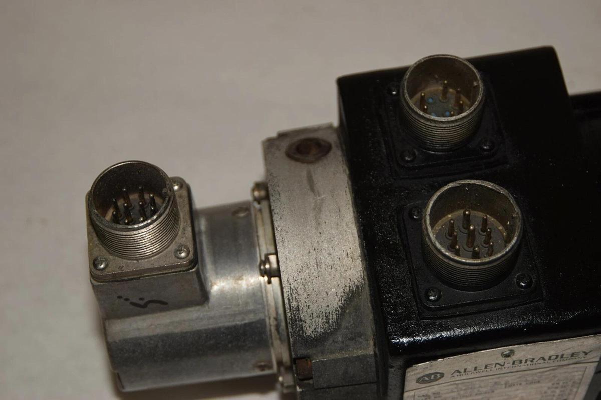 Used ALLEN BRADLEY 1326AB-A2E-11-A4 3000rpm 5/8" AC Servo Motor With Encoder
