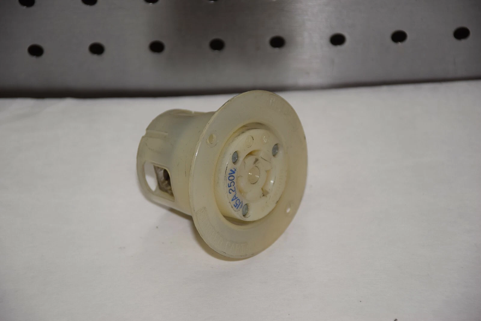 HUBBELL ZJB 15A 250V TWIST-LOCK FLANGED RECEPTACLE NEW