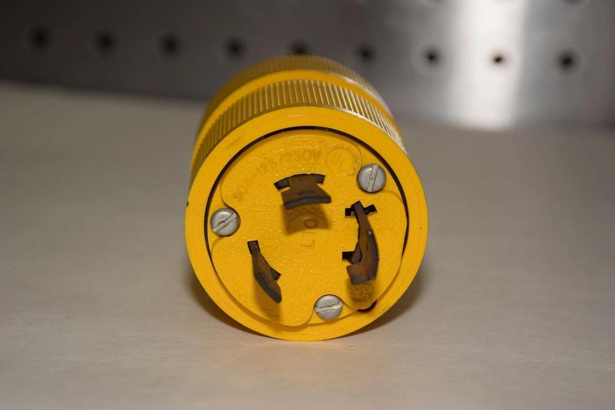 NEW GE GENERAL ELECTRIC L10 30A 125/250V LOCKING PLUG
