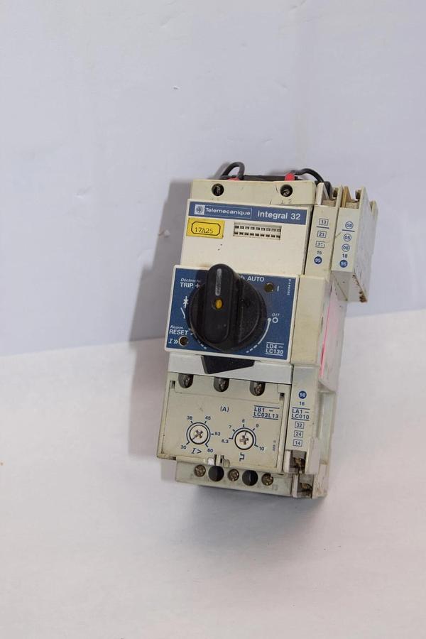 Used TELEMECANIQUE LD4-LC130 With LB1-LC03L13 Motor Starter LA1-LC010 Contact *Crack*