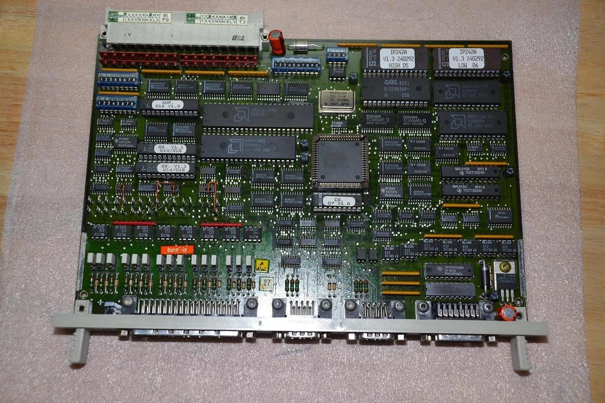 Used SIEMENS 6ES5 242-1AA31 799ML-94V-0(ON BACK) CIRCUIT BOARD
