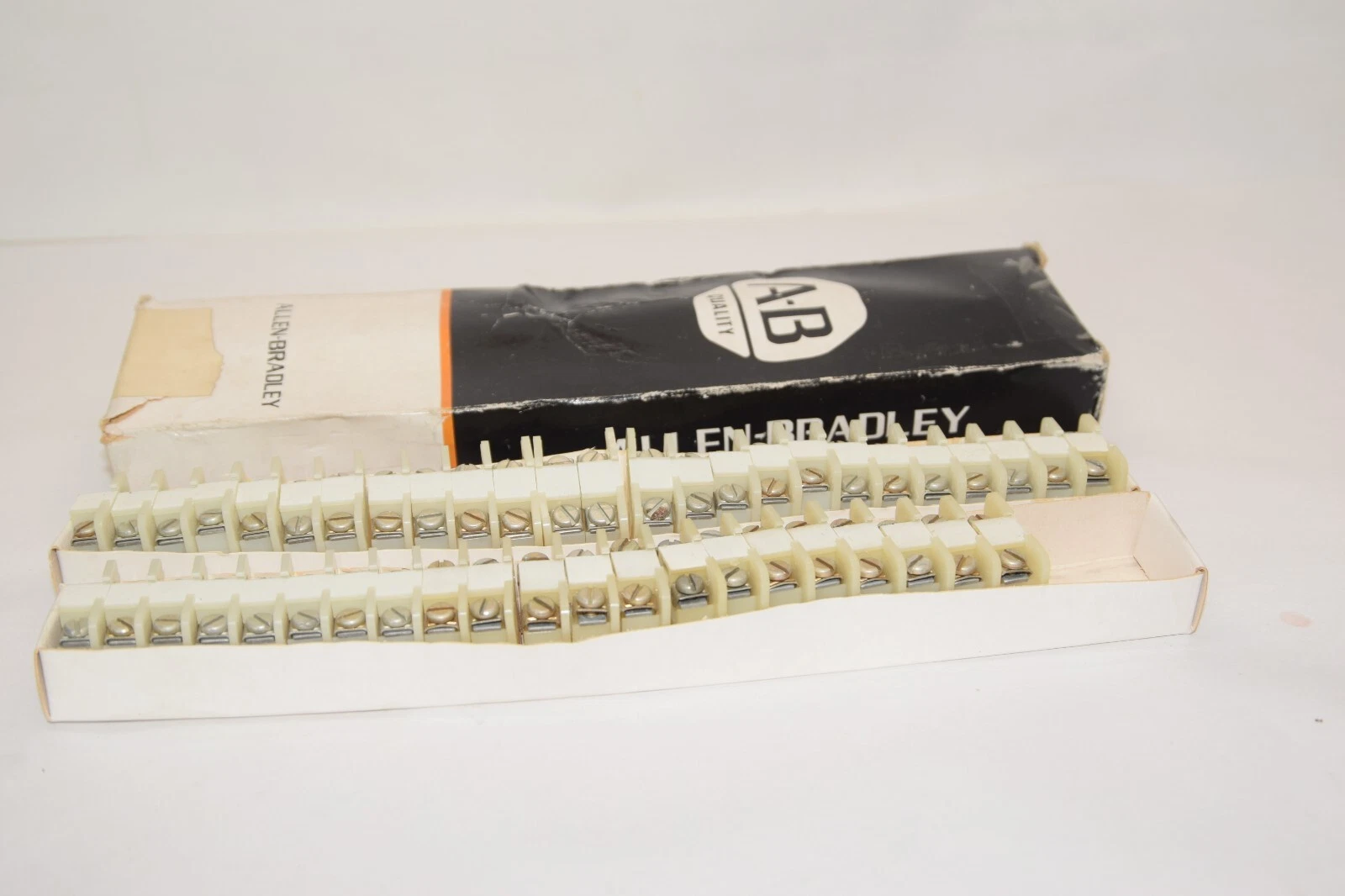 (NEW - Box of 46) ALLEN BRADLEY 1492-F8 Series B 300V 25A Terminal Block