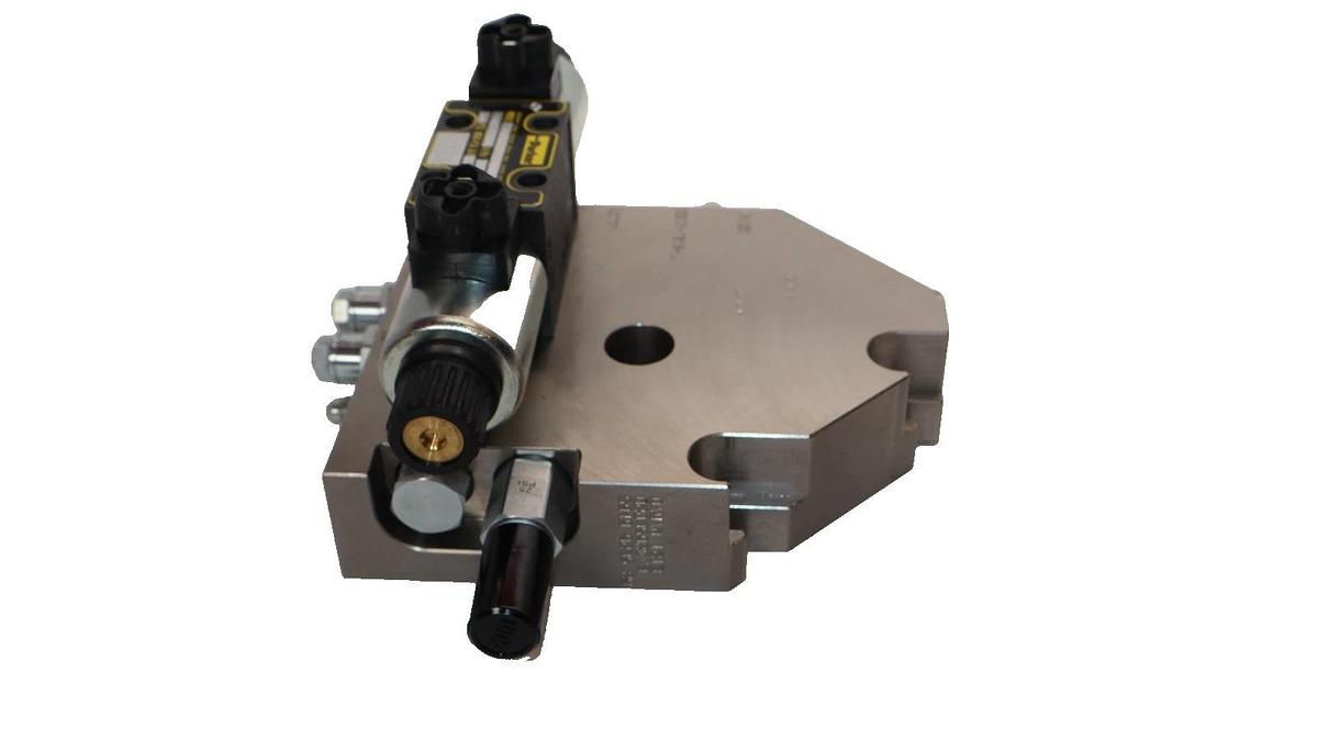 Parker Hyd Directional Control Valve D1FWE02FCNJW030 W/Daman Manifold D28350 NEW