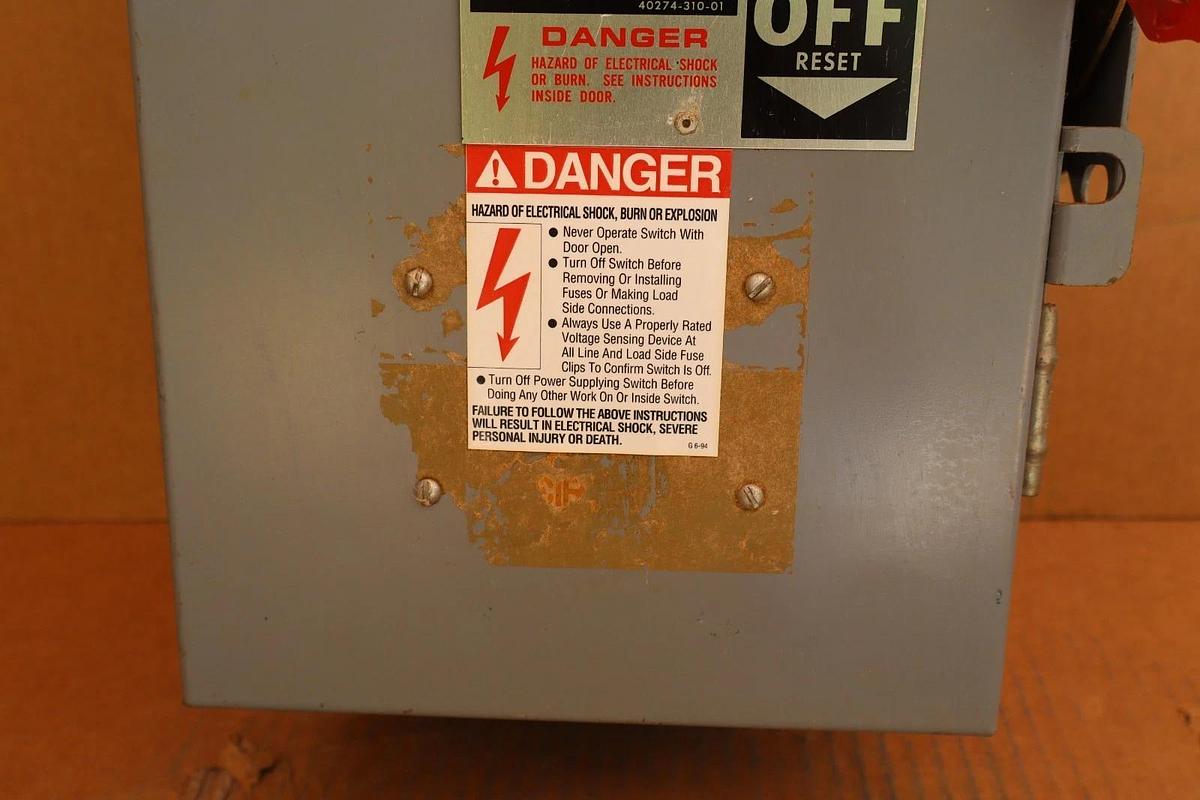 Square D Enclosed Breaker disconect FA-100-AWK 100A w/ 20A Breaker FAL220201021