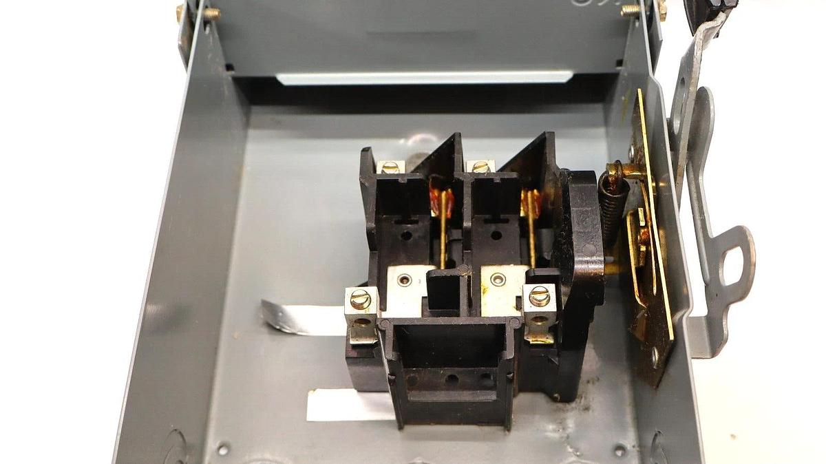 Used SQUARE D Safety Switch DU221RB 30Amp 240V Series E2 Type 3R Enclosure