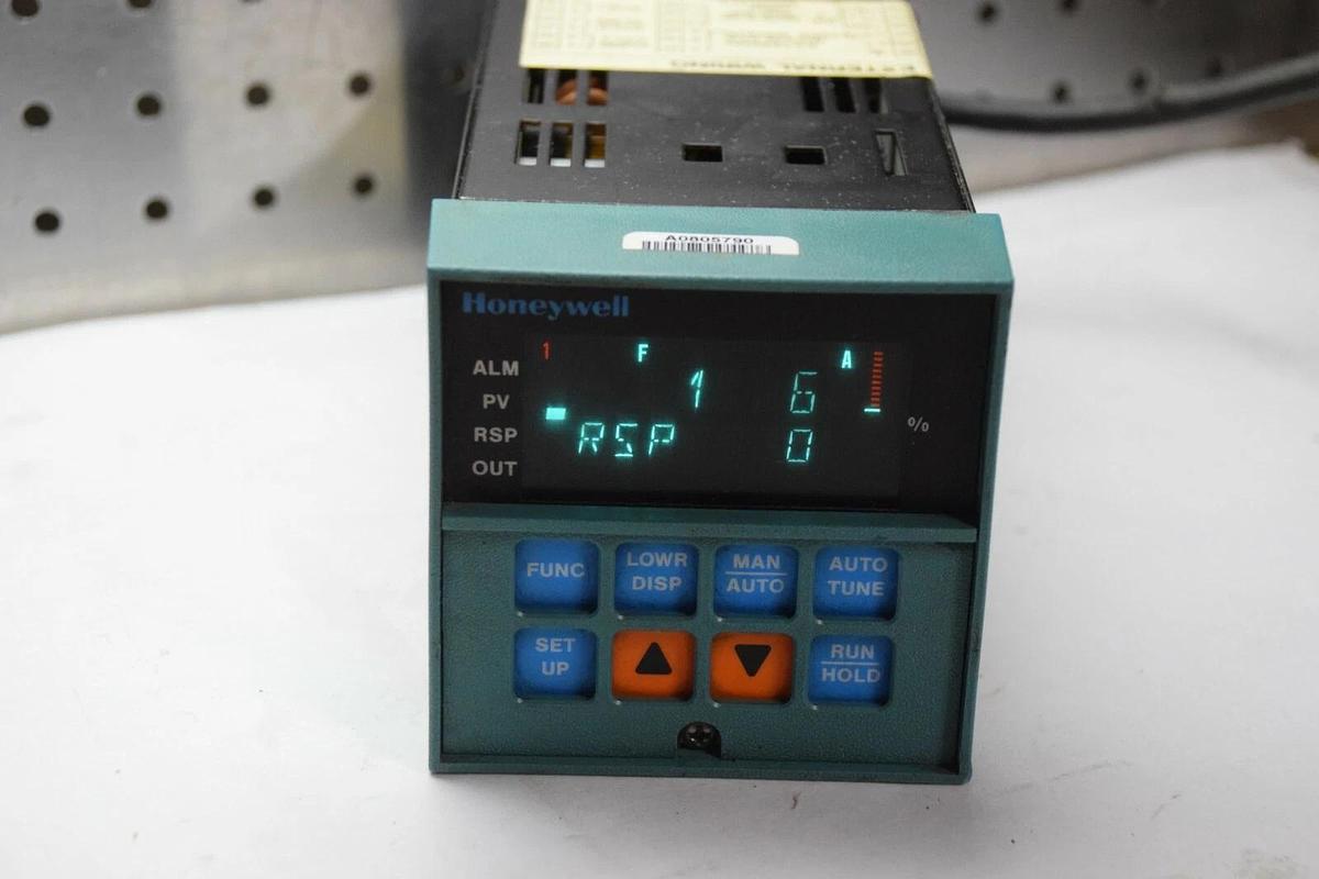 Used Honeywell Temperature Controller YDC3002-0-22A-1-DIN-0111,  51-51-25-07, DC3002-