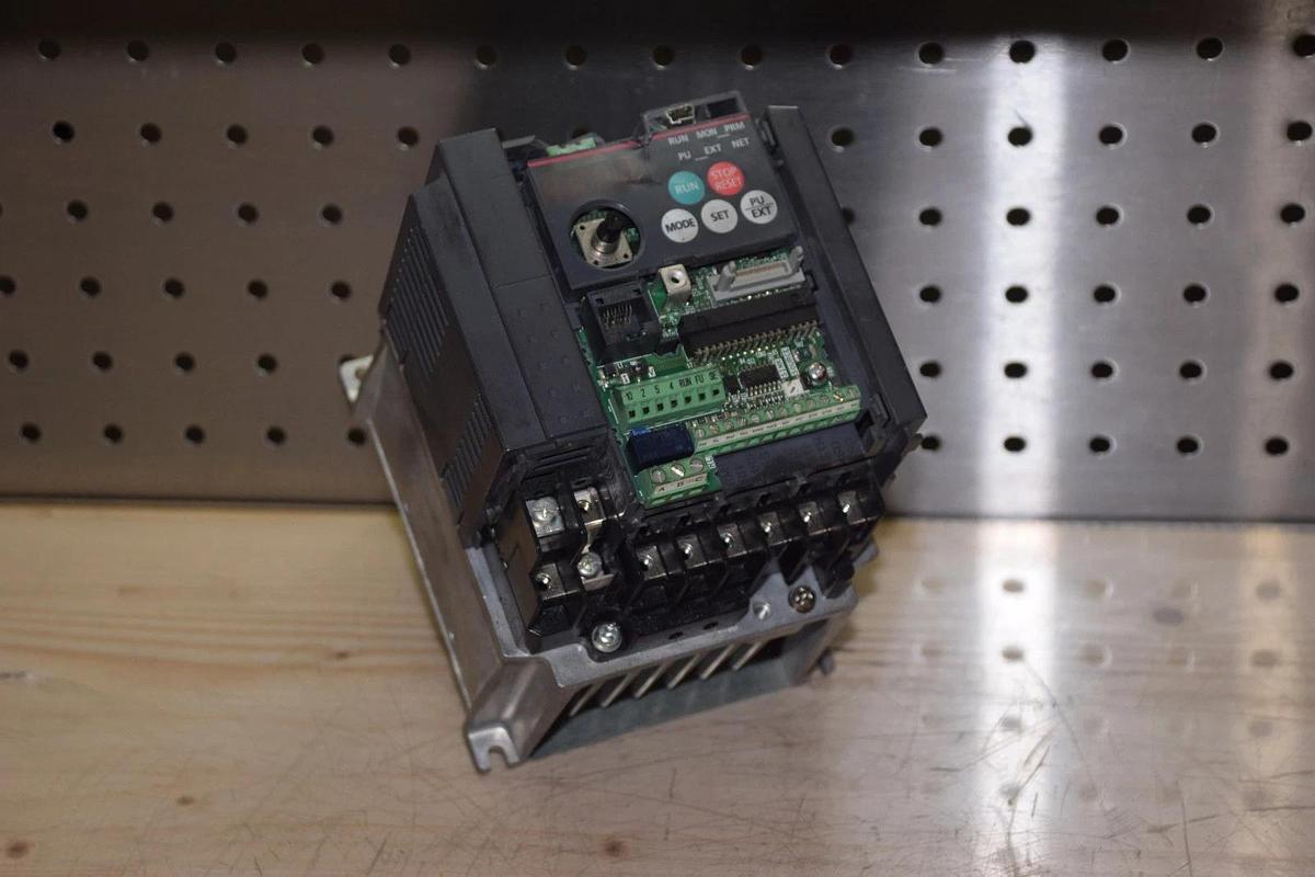 Used Mitsubishi Drive, FR-E720-1.5K FRE72015K Inverter 8A 3PH AC200-240V 0.2-400Mhz