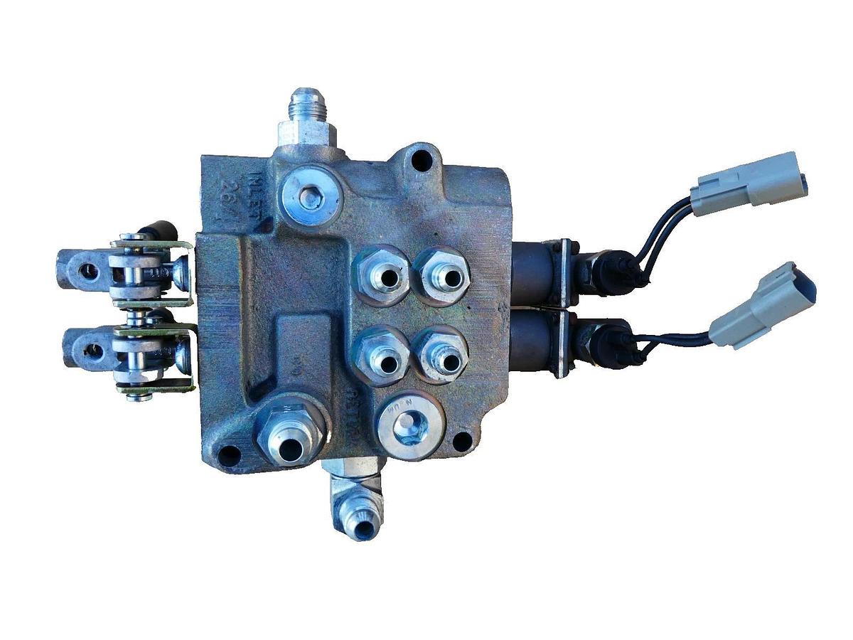 Used Altec 990660042, RH2LL Hydraulic Valve Block 2 Spool Manual lever Control Valve