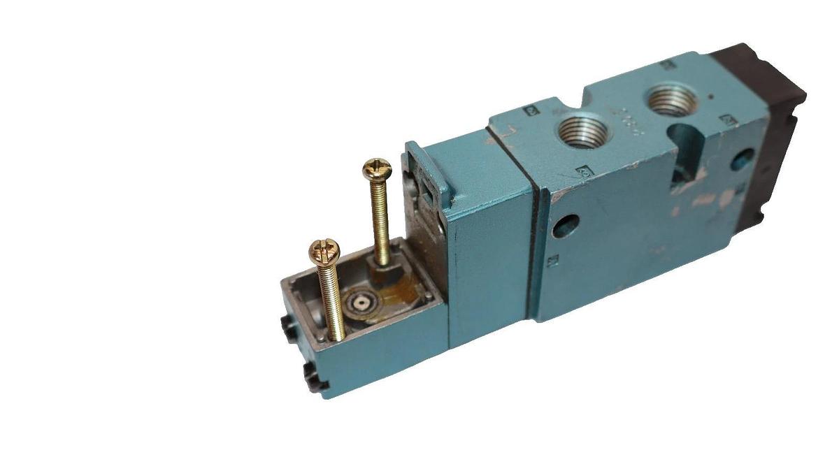 Used Mac Solenoid Valve 811C-PM-110JM-152 150psi 811CPM110JM152