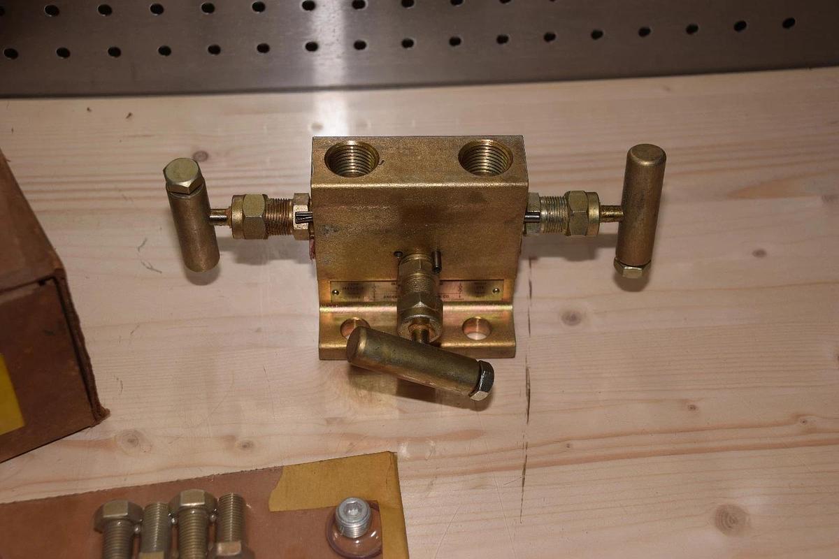 ANDERSON GREENWOOD M4TVC-T M4TVC T DIFFERENTIAL PRESSURE LEVEL MANIFOLD VALVE