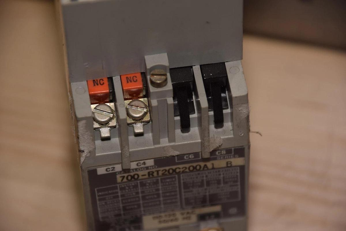 ALLEN BRADLEY 700 Type RT Solid State Timer 700-RT20C200A1 Ser.B 110-120v Coil
