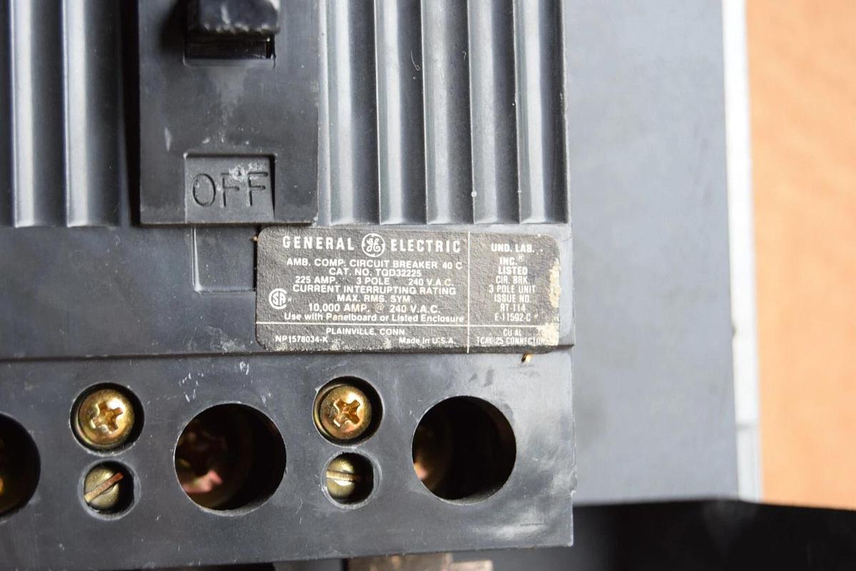 Used General Electric GE A Series 225A Panelboard Interior AQL3422ATX AXB4M9 3ph 4w