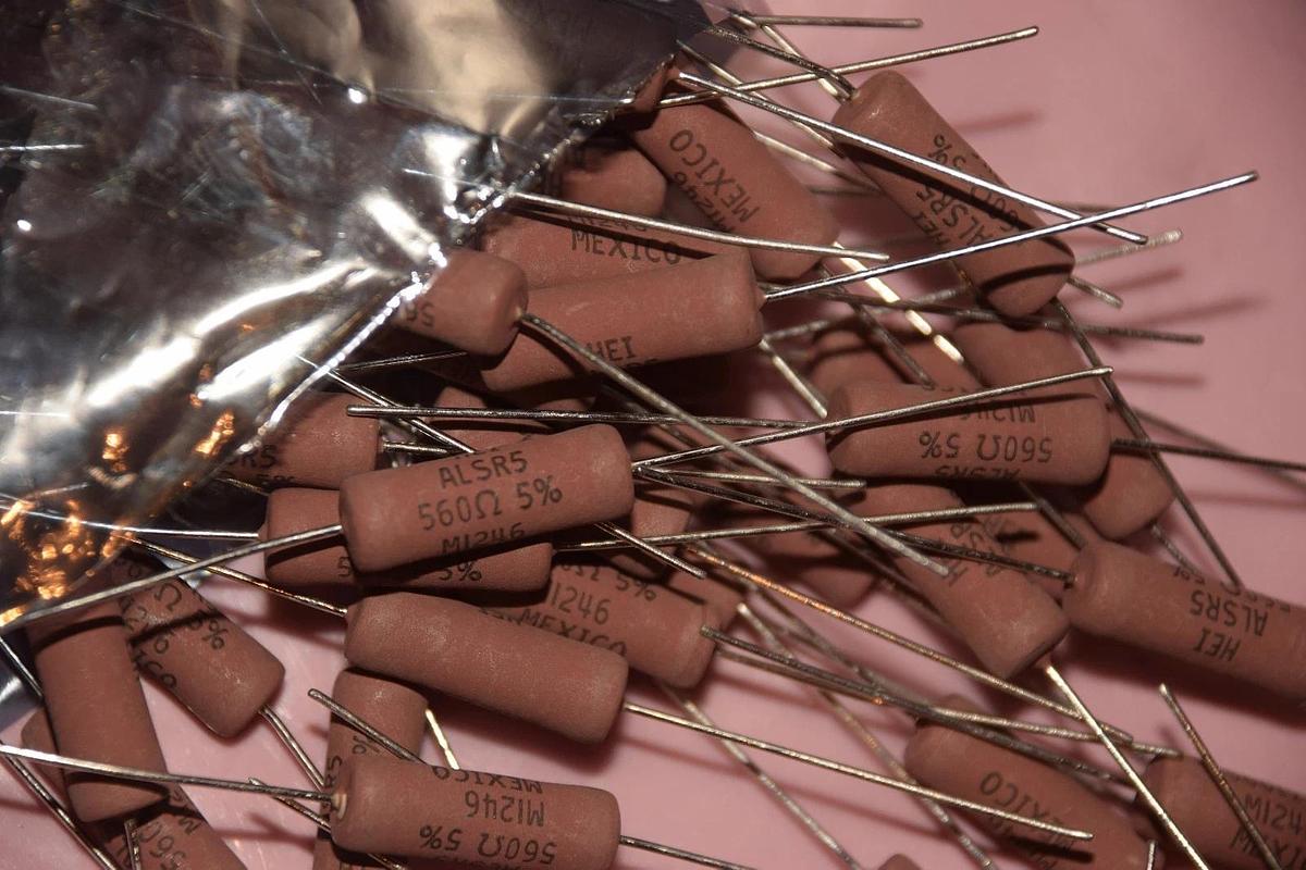(LOT OF APPROX. 90+/-) HEI ALSR5 MI246 560 ohms RESISTORS NEW