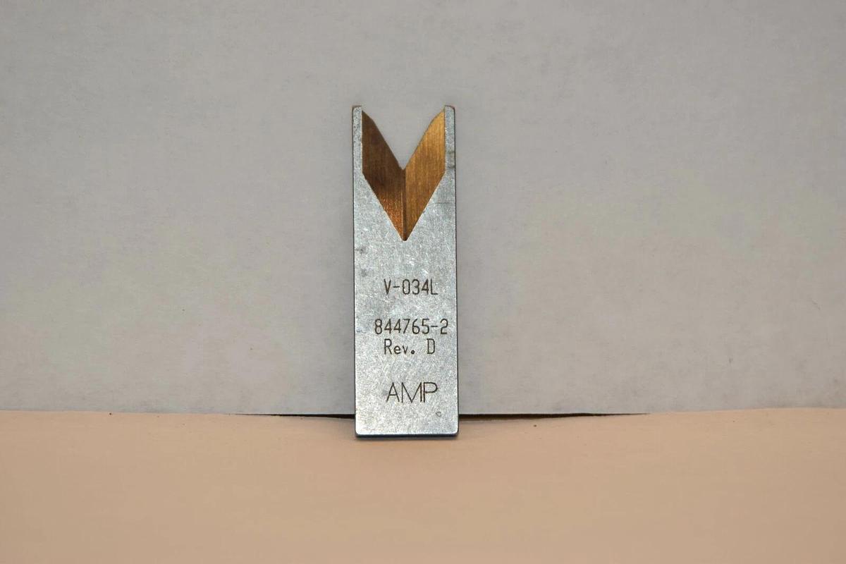 NEW AMP 844765-2 V-034L REV. D WIRE INSULATION STRIP BLADE