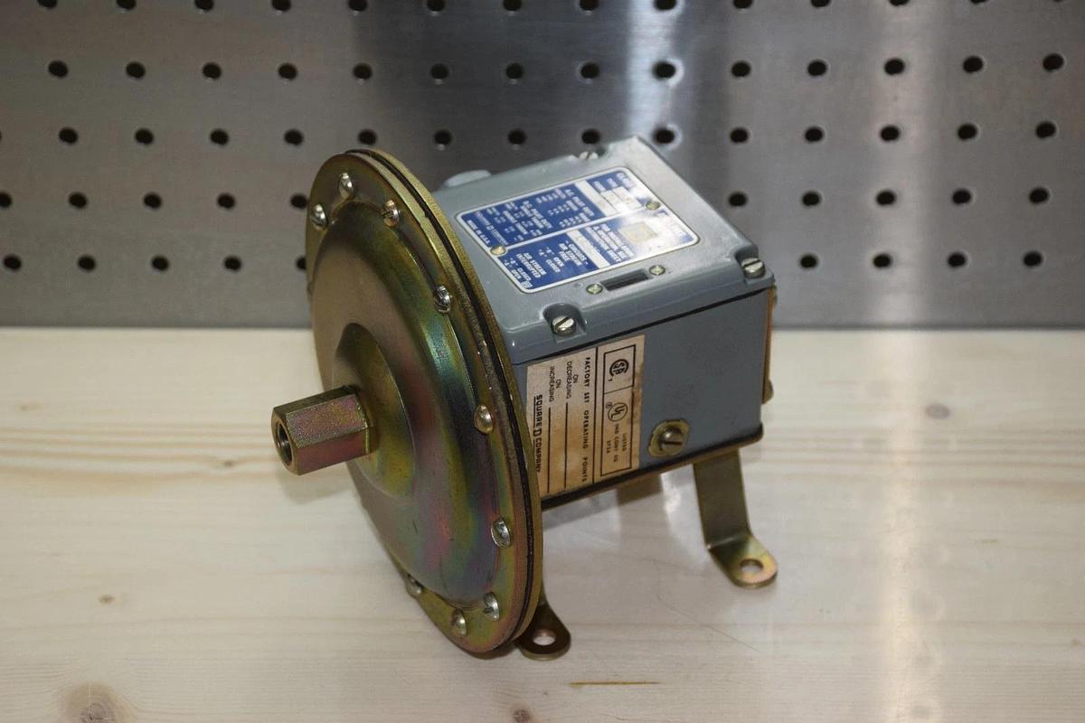 SQUARE D L4242 TYPE AKW FORM Z13 AIR LIMIT SWITCH NEW