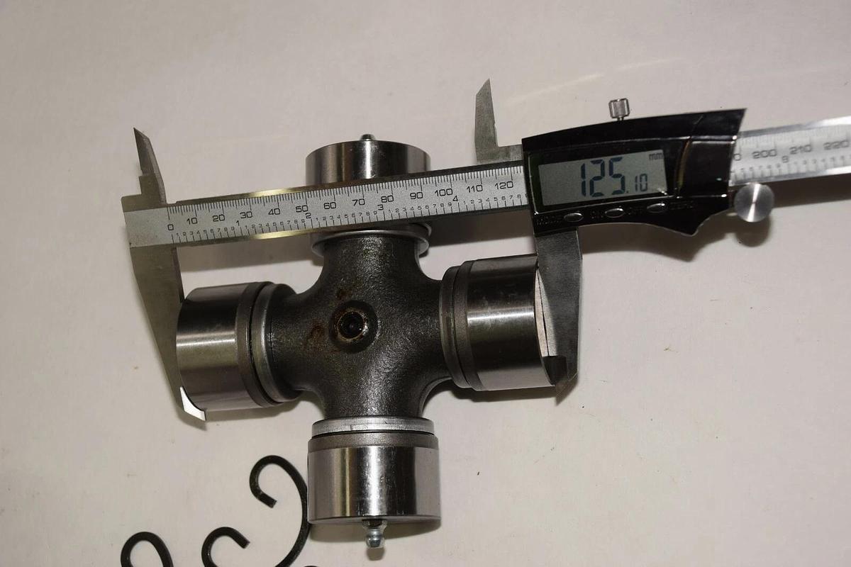 JOHNSON POWER 77124-B061 1260CB-4PL1 125mm 4pt LUBE STYLE CROSS & BEARING NEW