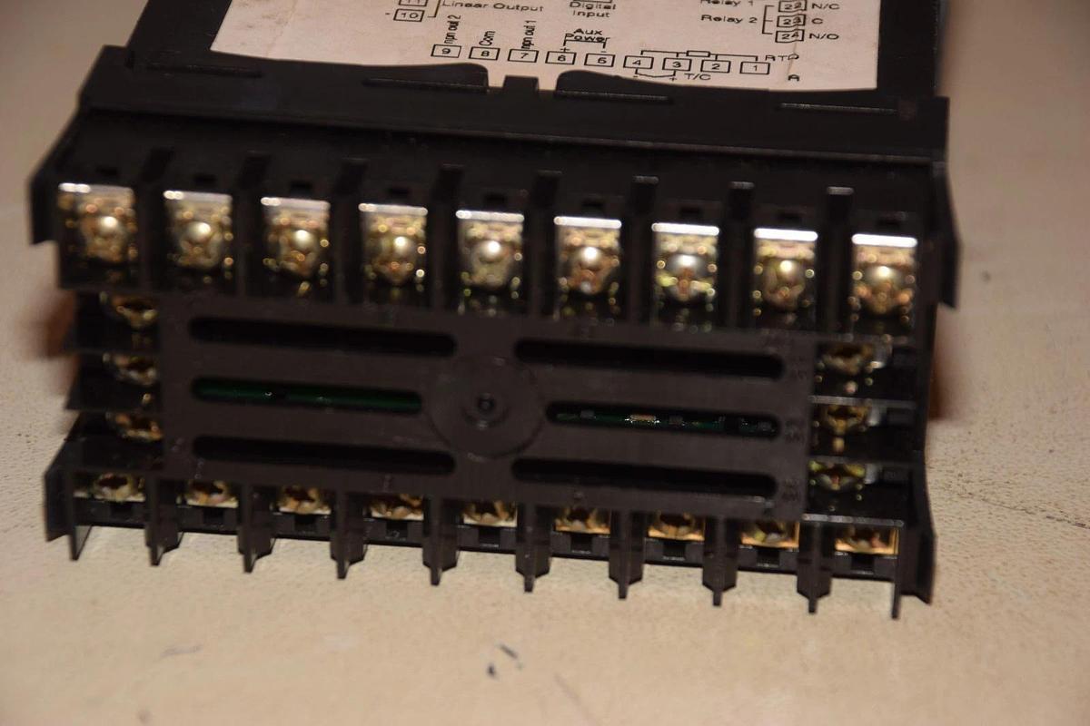 VEEDER ROOT 8628-10000 862810000 50/60hz TEMPERATURE INDICATOR NEW