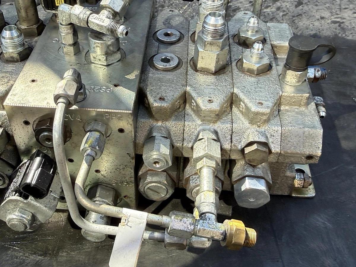 Used Altec 990292145, DB5195.800 Hydraulic Valve Block 7 spool Valve