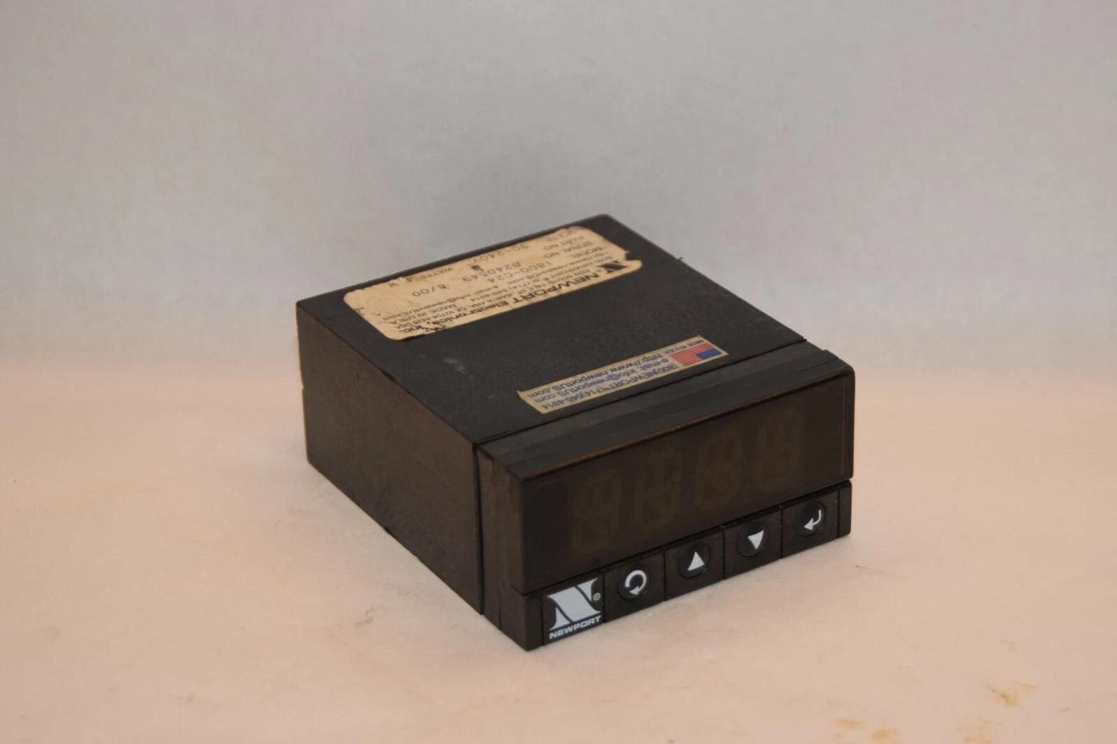 Used NEWPORT ELECTRONICS INC 1800-C24 1800C24 90-240V 4W Temperature Controller